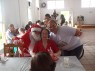 Dona Adelina recebendo presente do Papai Noel.