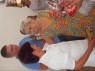 D. Elza agradecendo o presente.