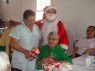 D. Izelia recenbendo presente do Papai Noel e da Elizabete.