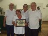Voluntria Vera Barreto, coordenadora do Brech Adulto, recebendo o certificado de Amigo do Asilo  
