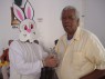 Sr Saul recebendo abraos do Coelho